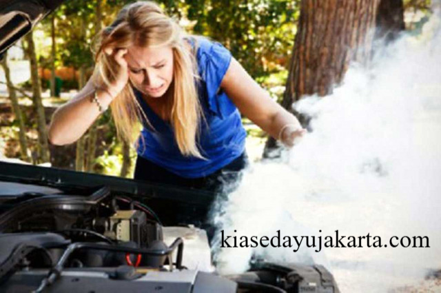 Hati-Hati! Bahaya Membuka Tutup Radiator Mobil Saat Mesin Panas