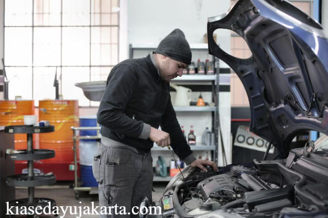 Mengenal Fungsi Minyak Kopling Mobil dan Tanda-tanda Kebocoran